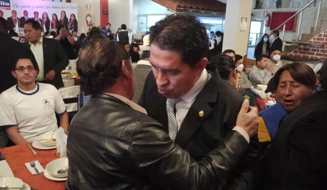 Luis Florez recibió palabras de apoyo de sus familiares, amigos y colegas de su partido político. Foto: URPI/Alexander Flores