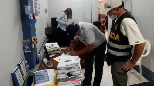 Los fiscales allanaron las oficinas del municipio distrital, las viviendas de 3 imputados y el centro laboral de la investigada. Foto: Fiscalía Moyobamba