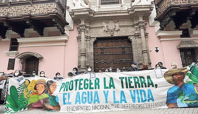 Reclamo. Organizaciones protestaron por decisiones del canciller que consideran nocivas. Foto: Gerardo Marín/La República