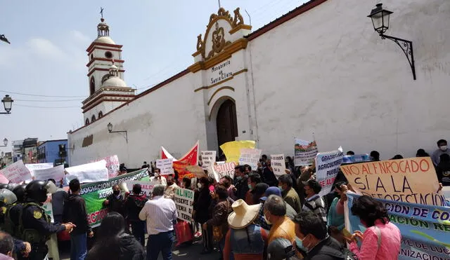 A viva voz y con pancartas, pobladores defendían su punto de vista. Foto: Yolanda Goicochea/La República