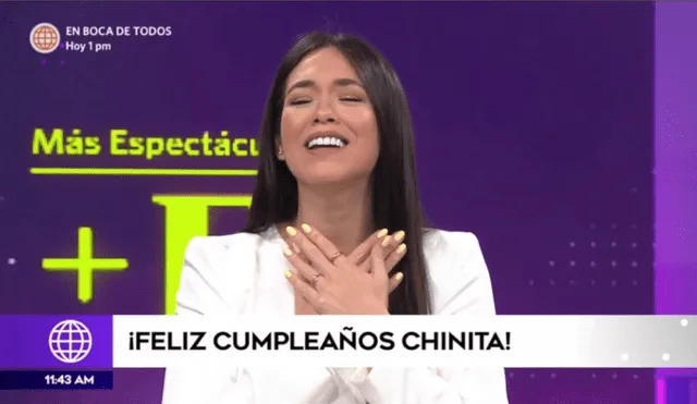 La conductora de "Más Espectáculos", Jazmín Pinedo, no pudo evitar derramar algunas lágrimas por los saludos de cumpleaños que recibió. Foto: captura América TV.