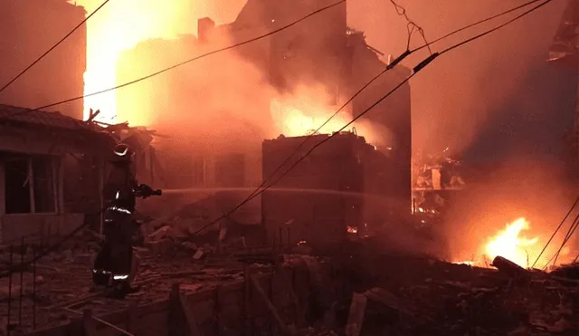 El fuego consumió el fondo de la casa y causó la alerta de los bomberos. Foto: referencial/AFP