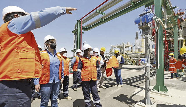 Visita. Ministra Alessandra Herrera Jara realizó una inspección técnica al complejo refinero. Foto: difusión