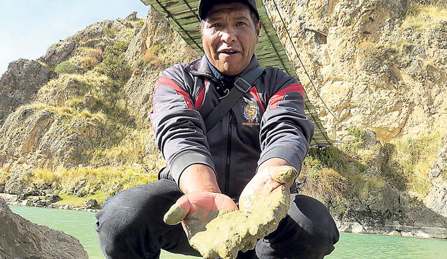 Daño evidente en el Ramis. Rolando Quispe, presidente de la comunidad Túpac Amaru, muestra el barro verde que se asentó en el río Ramis durante años. Foto: Juan Carlos Cisneros/La República