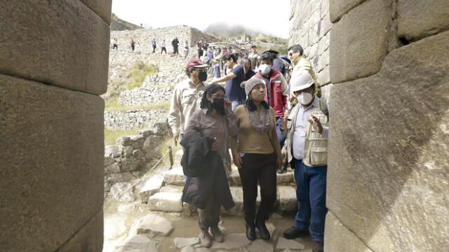 Visita. Ministra Betssy Chávez realizó una visita a la llaqta Inca de Machupicchu para supervisar el estado de los vestigios. Foto: Cortesía