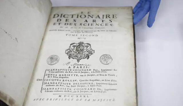 Un tomo del Diccionario de Artes y Ciencias, base de la célebre Enciclopedia Francesa. Foto: Marco Cotrina/La República