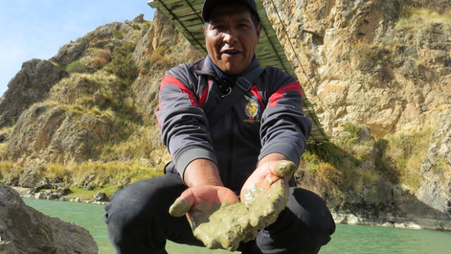 Daño evidente en el Ramis. Rolando Quispe, presidente de la comunidad Túpac Amaru, muestra el barro verde que se asentó en el río Ramis durante años. Foto: La República