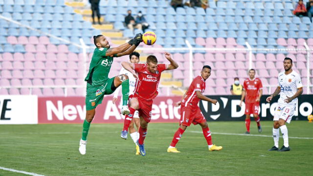 Roja. Fernández tuvo buenas atajadas pero fue expulsado por perseguir a un alcanzabolas. Foto: Liga 1