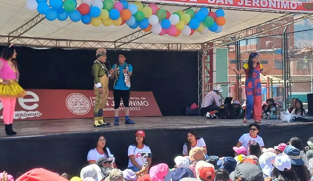 Los payasos realizaron su presentación en el parque recreacional de Cajonahuaylla. Foto: Luis Álvarez/La República