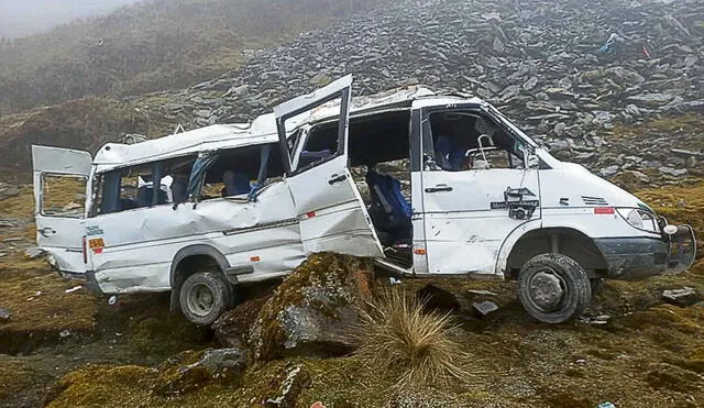 Tragedia. El vehículo turístico cayó a un precipicio cuando viajaba con 20 personas. La mayoría de los heridos son extranjeros. Foto: difusión