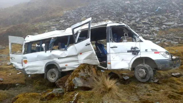 Destrozada. Unidad en la que viajaban 17 turistas extranjeros y tres peruanos cayó a abismo de 100 metros. Foto: Cortesía