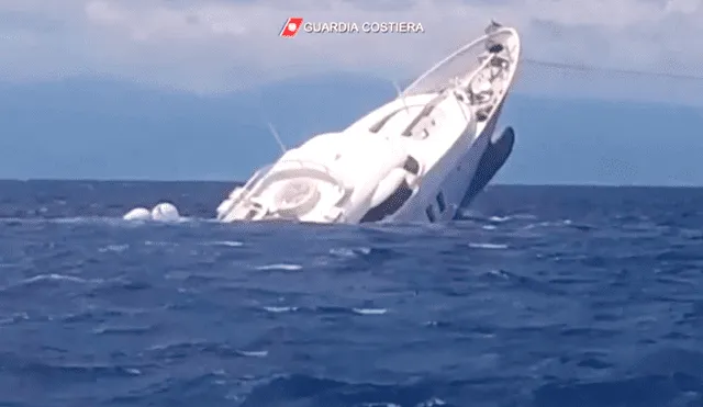 El yate se hundió a 9 millas de la costa de Catanzaro Marina, en Italia. Foto: AFP