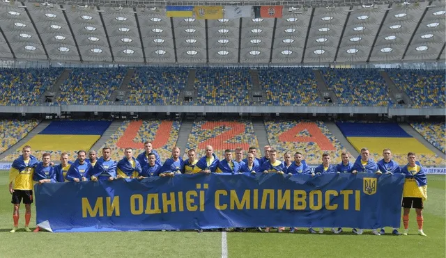 Jugadores del Shakhtar salieron con un mensaje de aliento a Ucrania en la guerra. Foto: FCShakhtar