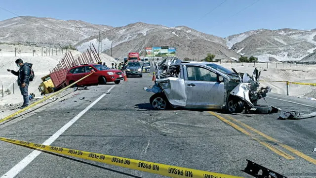 Trágico. Auto plomo en que viajaban las tres víctimas del accidente, quedó completamente destrozado. Incluso motor de la unidad acabó a un lado de la vía. Foto: La República