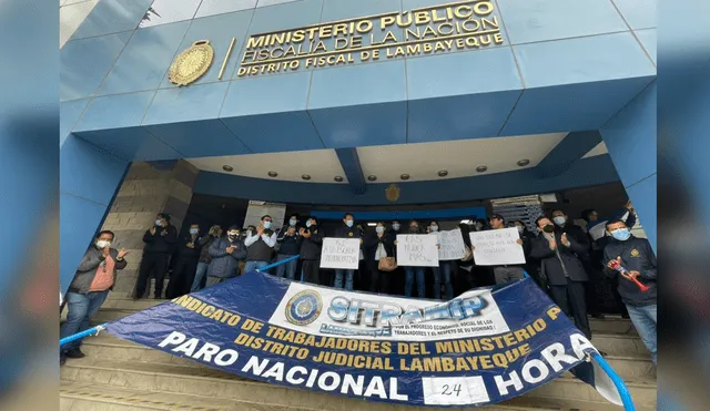 Trabajadores del Ministerio Público realizan paro de 24 horas en los exteriores de esta entidad. Foto: Rosa Quincho/ URPI-LR Norte