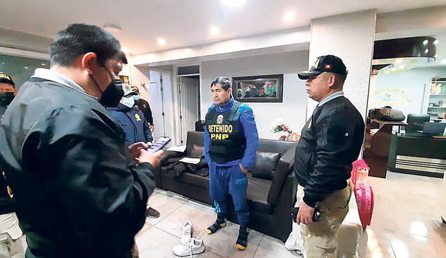 Alcalde. Marcos Espinoza Ortiz, burgomaestre de Carabayllo desde enero del 2019, fue sorprendido en su casa mientras dormía. En su domicilio, los policías hallaron 16 mil soles en efectivo. Foto: difusión