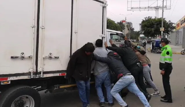 Un camión de carga se hundió en un forado de la pista de la avenida Salaverry. Foto: Tvi Noticias