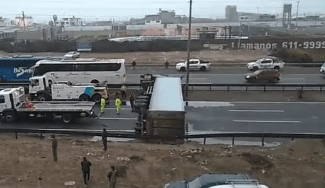 Según los testigos, el vehículo de carga pesada se despisto luego de que un auto le cerrara el paso. Foto: captura de video enviado al Whatsapp de La República