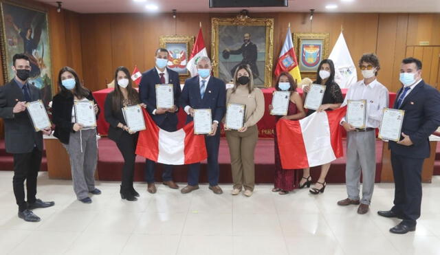 Los nuevos peruanos participaron de una ceremonia organizada por la Municipalidad Provincial de Piura. Foto: Andina