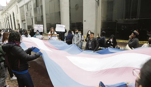 Justicia. Colectivos trans expresaron su indignación frente a la Cancillería.