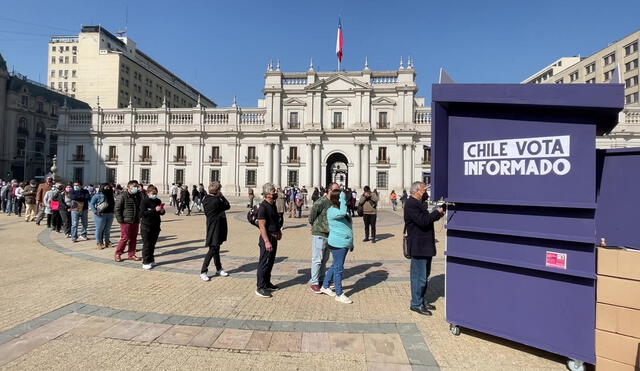 Chilenos y chilenas hacen fila para adquirir la propuesta de la nueva constitución que será sometida a referendo el domingo 4 de setiembre. Foto: AFP