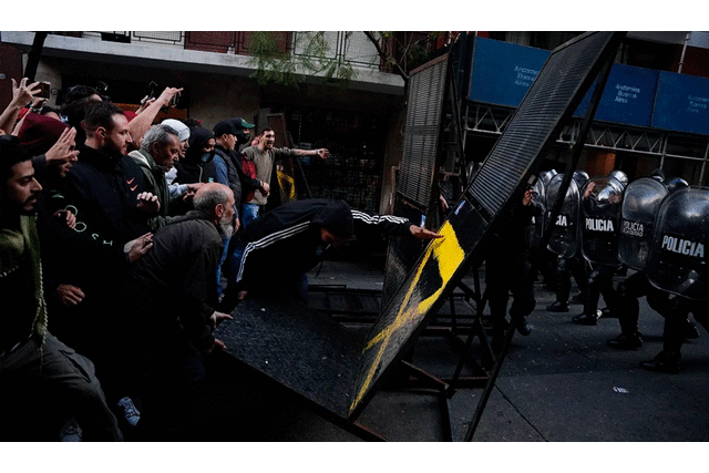 Al menos cinco policías resultaron heridos tras los enfrentamientos cerca de la vivienda de Cristina Kirchner. Foto: Infobae