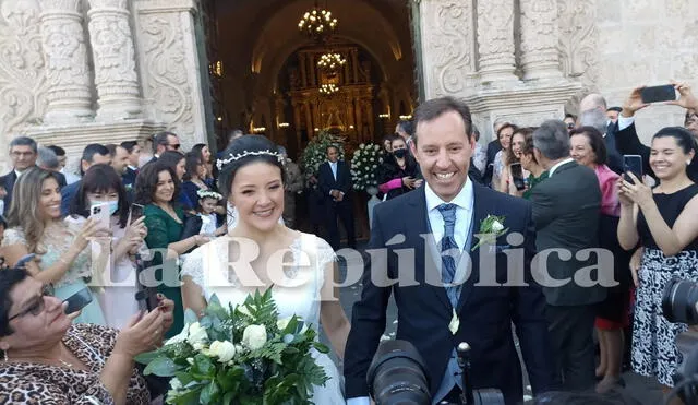 Yamila Osorio y Camilo Carrillo se dieron el sí en la iglesia de Cayma, en Arequipa. Foto: La República/Wilder Pari