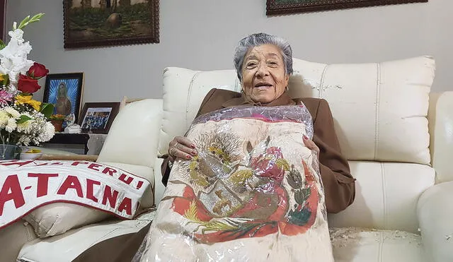 Peruanidad. Maestra Julveli Gutiérrez conserva bandera de más cien años de antigüedad. Foto: difusión