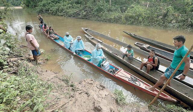 Por ríos. Las brigadas deben internarse por varias semanas en la selva para llegar hasta las poblaciones nativas que a veces no las reciben.