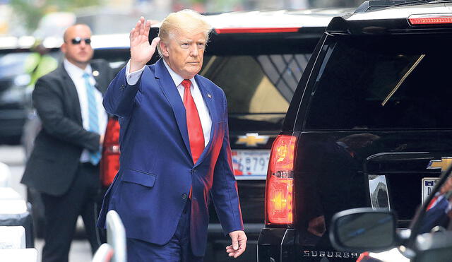 Resguardado. El expresidente de los Estados Unidos Donald Trump saluda a la salida de la Torre Trump en la ciudad de Nueva York este 10 de agosto.