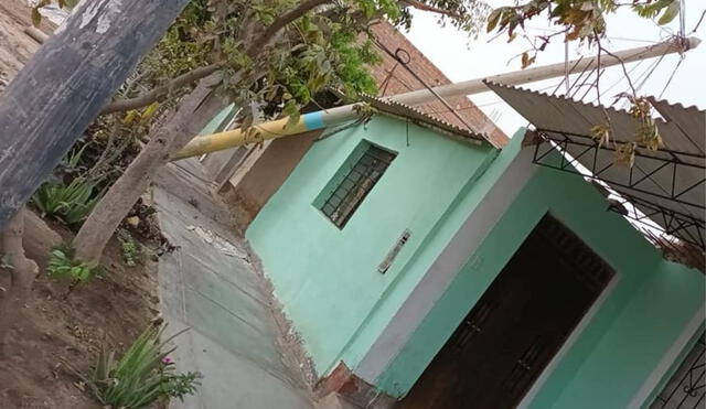 Un poste de alumbrado público cayó sobre una vivienda en el distrito de Picsi. Foto: Tvi Noticias