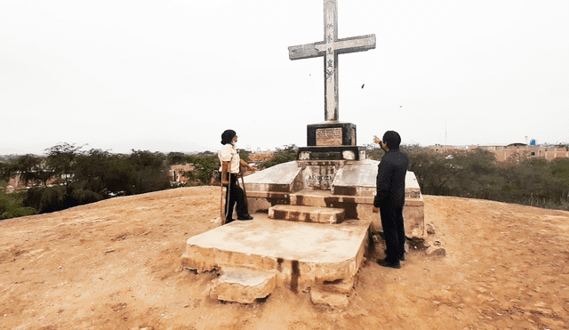 Milmer Monteza y Juan Bracamonte señalan la cruz puesta en homenaje a los 47 súbdito en Huaca Los Chinos. Foto: Carlos Romero/La República