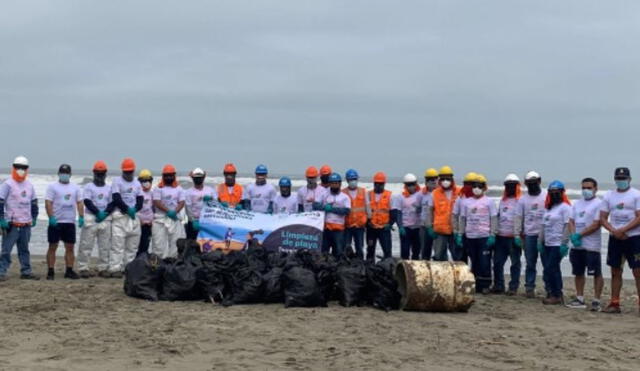 Personal de la PNP y de la Capitanía de Pimentel recolectaron residuos sólidos de una playa en Puerto Eten. Foto: Dirección General de Capitanías y Guardacostas del Perú