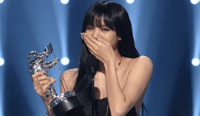 Lisa emocionada al recibir su premio por best k-pop en MTV VMAs 2022. Foto: MTV