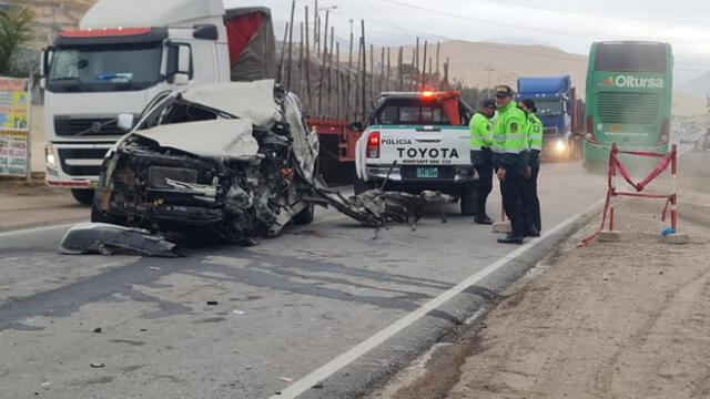 Por el fuerte impacto, la camioneta quedó inservible. Foto: PNP