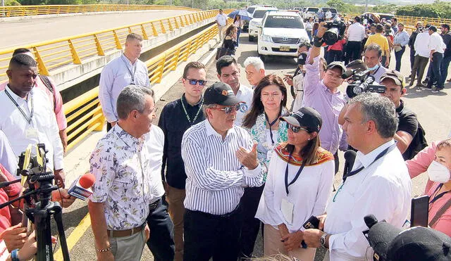 Visita. Autoridades colombianas en la frontera con Venezuela. Foto: EFE