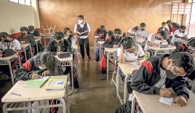Cambios. Tras idas y venidas, el Ejecutivo dispuso que los escolares usen de forma voluntaria las mascarillas en sus aulas. Foto: John Reyes/ La República
