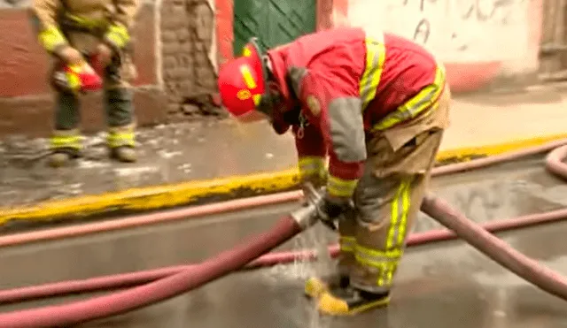 Ciudadanos denunciaron que ladrones quisieron aprovechar la emergencia para robar sus muebles que rescataron del incendio en la avenida 28 de julio. Foto: captura de Latina