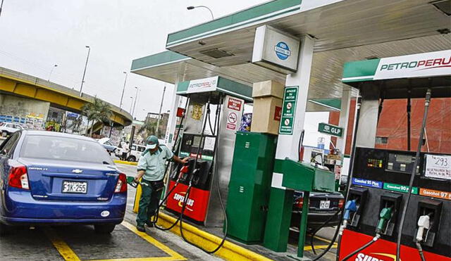 La semana pasada el Osinergmin actualizó banda de precios de los combustibles. Foto: Andina