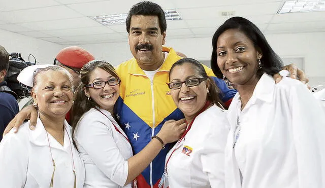 No tan voluntarios. Médicos y enfermeras cubanas posan con Nicolás Maduro en foto oficial del Gobierno cubano para promocionar su “ayuda” a Venezuela. Foto: difusión