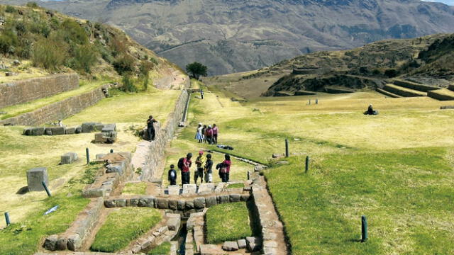 Sin cuidados. Debido a la falta de vigilantes, turistas hacen lo que les parece en lugares turísticos de Cusco. Foto: Cortesía