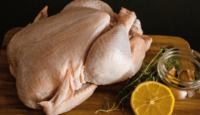 El pollo crudo puede ocasionar salmonella. Foto: Unplash