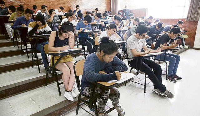 En clase. Hasta antes de la pandemia, presentar un trabajo de investigación era un requisito para obtener el bachillerato en las universidades. Foto: difusión