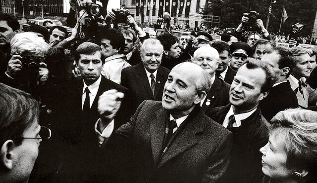 Adiós a la URSS. Mijaíl Gorbachov rodeado de simpatizantes durante los años del Glasnost. Foto: difusión