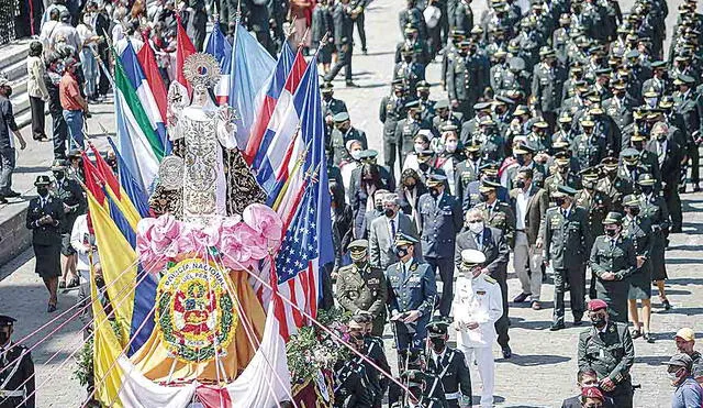 Homenaje. Policías cargaron imagen de Santa Rosa. Foto: La República