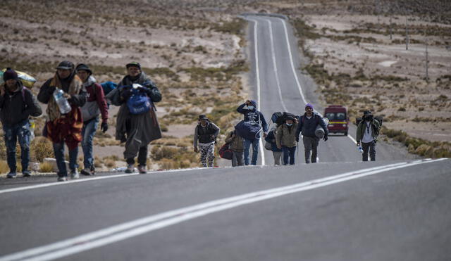Migrantes venezolanos caminan hacia Iquique desde Colchane, Chile, luego de cruzar desde la frontera con Bolivia, en 2021. Foto: AFP