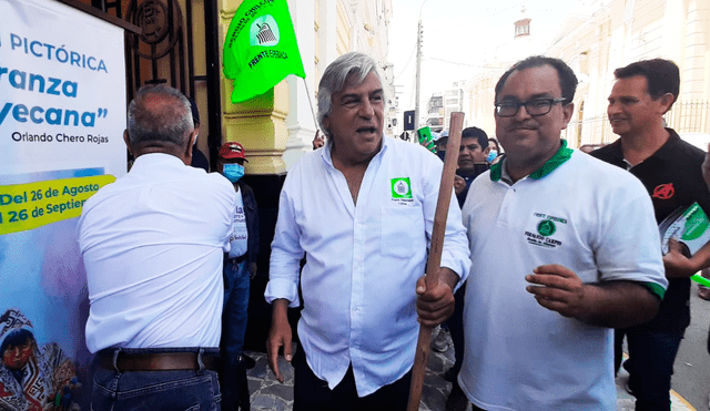 Fernando Olivera llegó a exteriores de Palacio Municipal y luego hizo recorrido por la avenida Balta. Foto: Carlos Vásquez/ La República