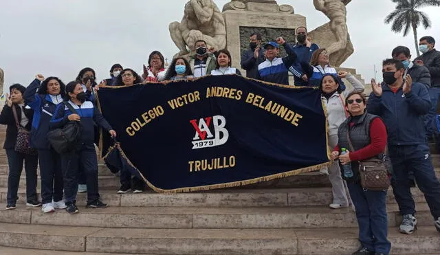 Docentes y padres de familia del colegio Victor André Belaunde protestaron en el centro de Trujillo. Foto: URPI/LR-Norte