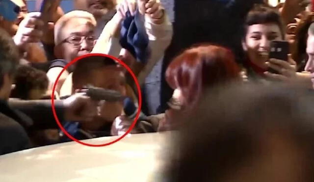 Cristina Fernández es apuntada con un arma cuando estaba de regreso a su domicilio en Buenos Aires, Argentina. Foto: captura video