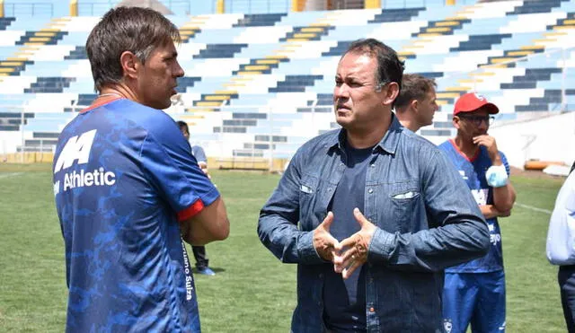 Reynoso saludó a jugadores de Cienciano y conversó con entrenador César Vigevani. Foto: Cienciano